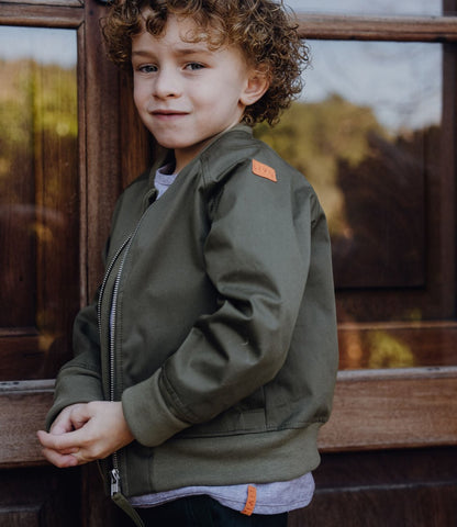 BOMBERJACKE AUS TRENCH GREEN